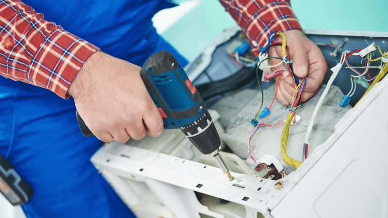 Akyazı Ariston Ariston çamaşır makinesi kart tamiri – Su almama arızası orijinal parça ile giderildi. - Teknik servis örneği